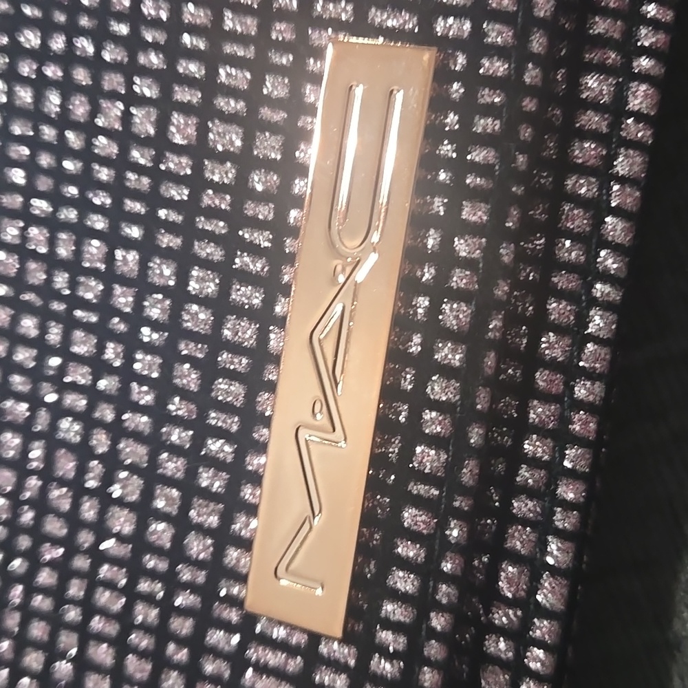 MAC METALLIC CLUTCH MAKE UP BAG... #7607